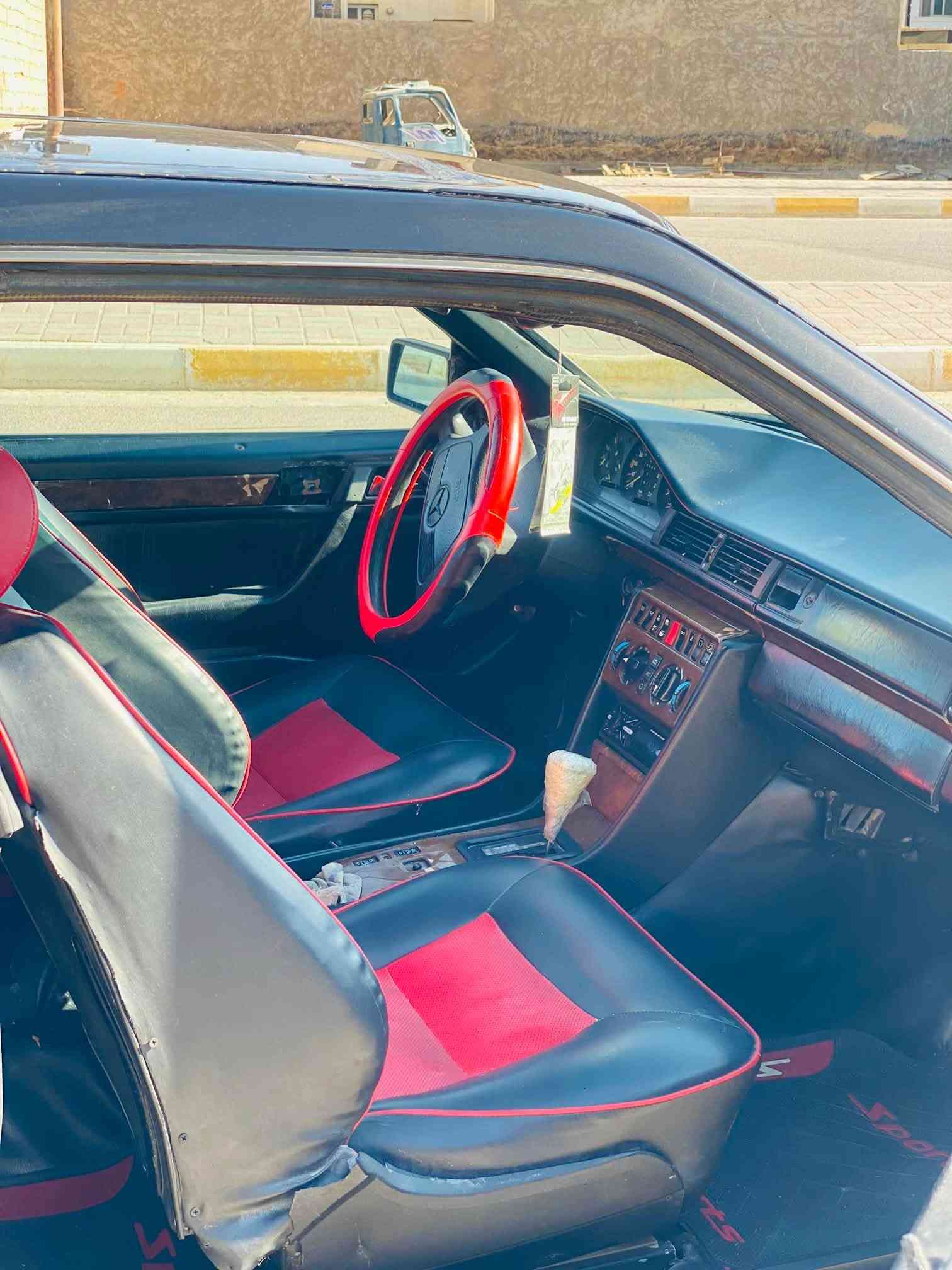 سياره مارسيدس  للبيع  او مراوس  تك باب رياضي حجمE300  موديل1990 محرك بلادي حجم320 كير بلادي حجم190 كهربائيات كلهه شغاله سيار حيل نضيفه محرك وكير كفاله رقم بغداد تحويل شوكت متريد سيارة مصبوغه جماليه ترايك وين متريد سعر 45ورقه وبيهه مجال للستفسار ***********مكان الرمادي
