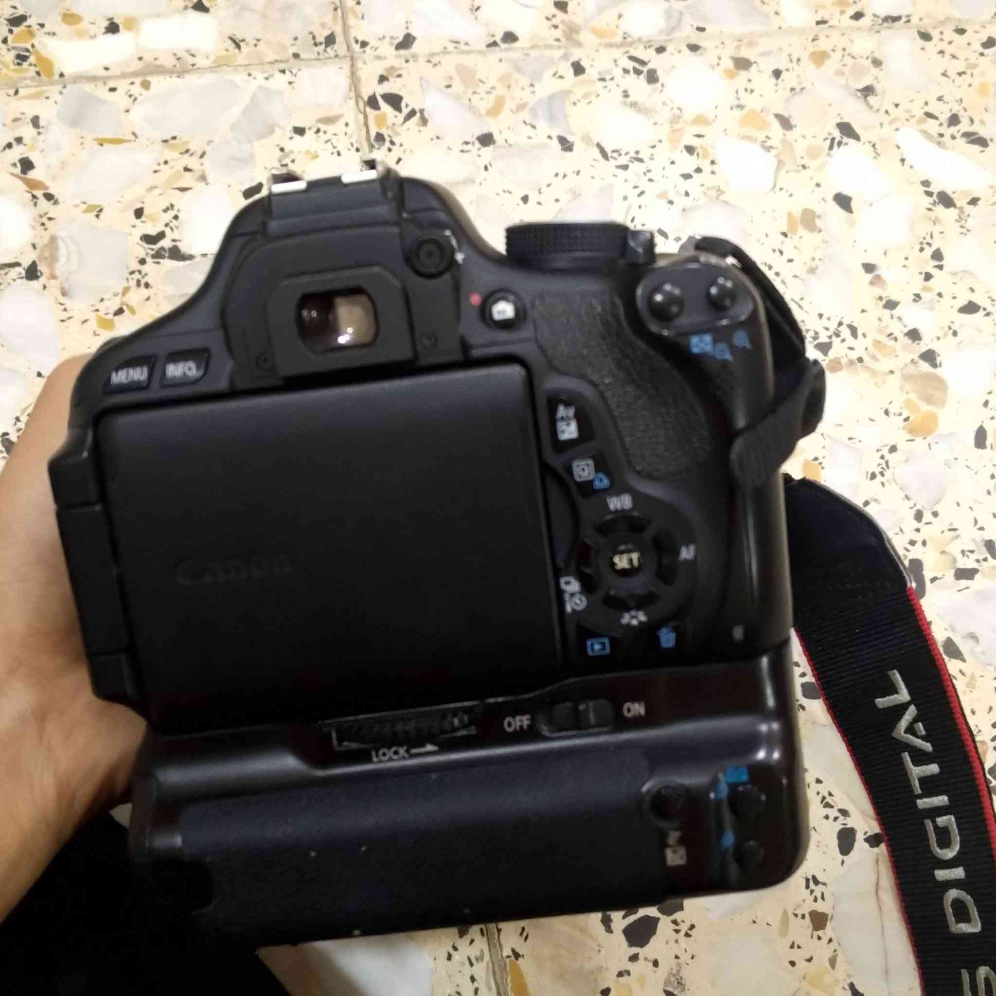 كامرة كانون 600D فول فريم للبيع كامره نضافته 95%, كامله ملحقاته جنطه وشاحنه السعر 200 وبي مجال رقمي ***********

