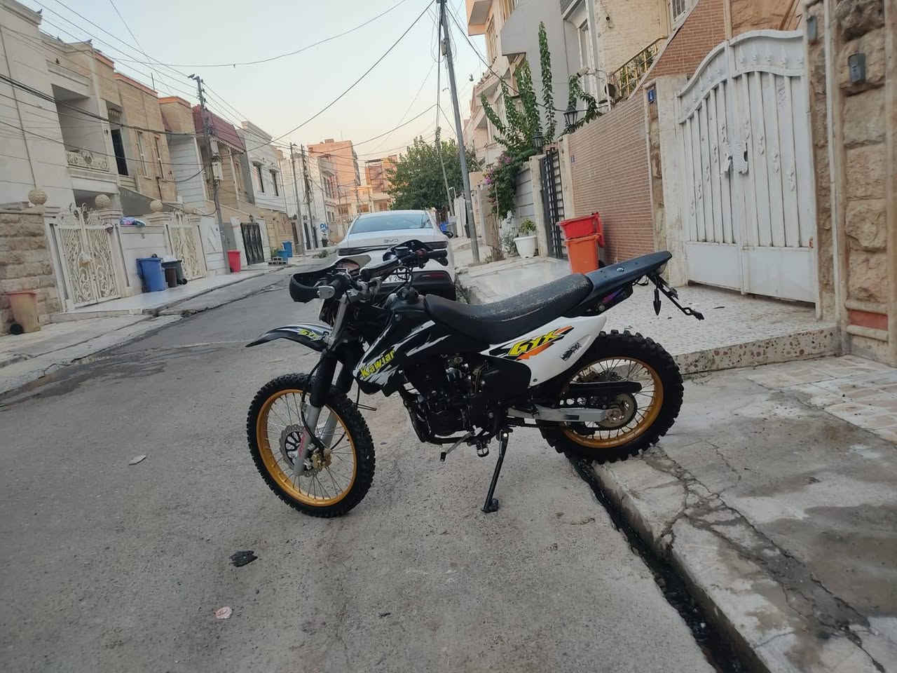 السلام و عليكم قفاز كويور  مكينه كبس 200سيسي 
الكهربايات كلهه تشتغل و نضيف كل شي  ما ناقصه  اريده 7 ورقات و بي مجال 
الرقم *********** بي وتساب
