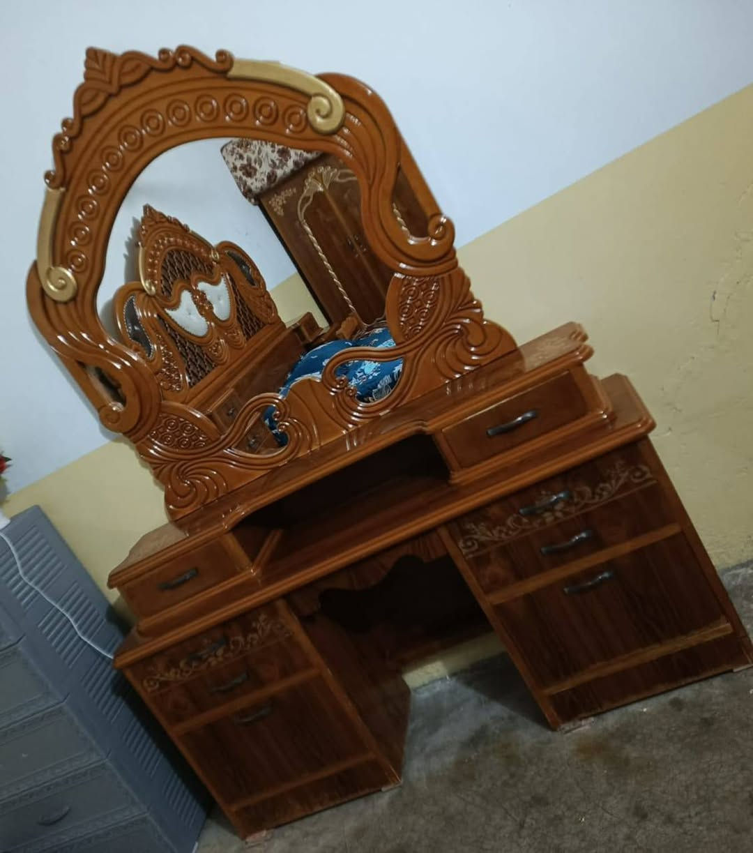 غرفة نوم مستعمل نظيف صاج وبسعر ٨٠٠ ألف للاستفسار الاتصال على الرقم الموجود بالاعلان ***********
