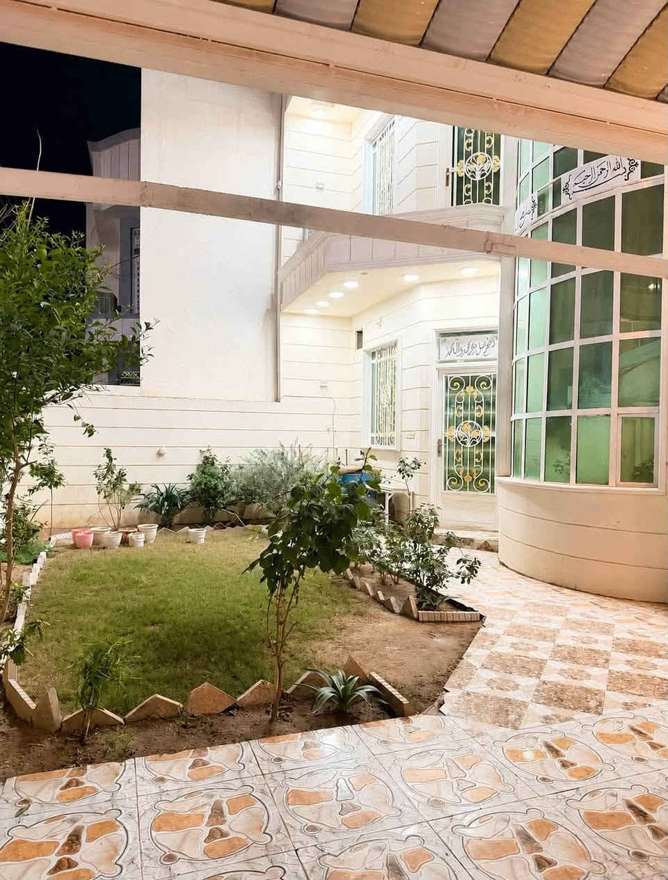 بيت للبيع دوانم المعمل خلف جامع الياسين مساحه 180م طابقين ٣ غرف كلش حلو ركن  للستفسار اتصل ***********@إشارة
