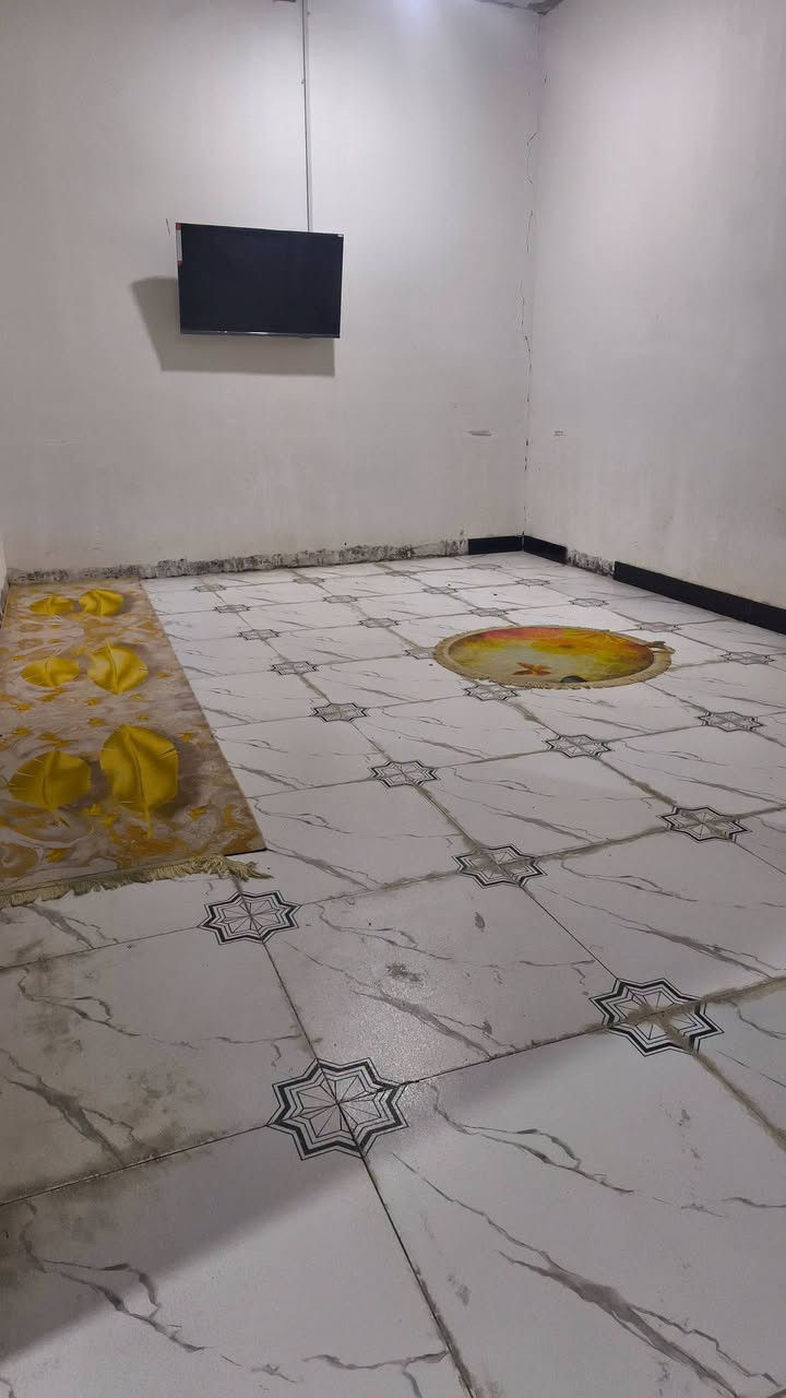 السلام عليكم بيت للبيع وقف سني أصولي يحتوي على 2غرف وديوانيه وصاله ومطبخ وصحيات داخلي وخارجي المكان البصره ابي الخصيب شارع الوسطي قرب علوة فايز المساحه الكليه 130متر الاتصال على الرقم ***********4
