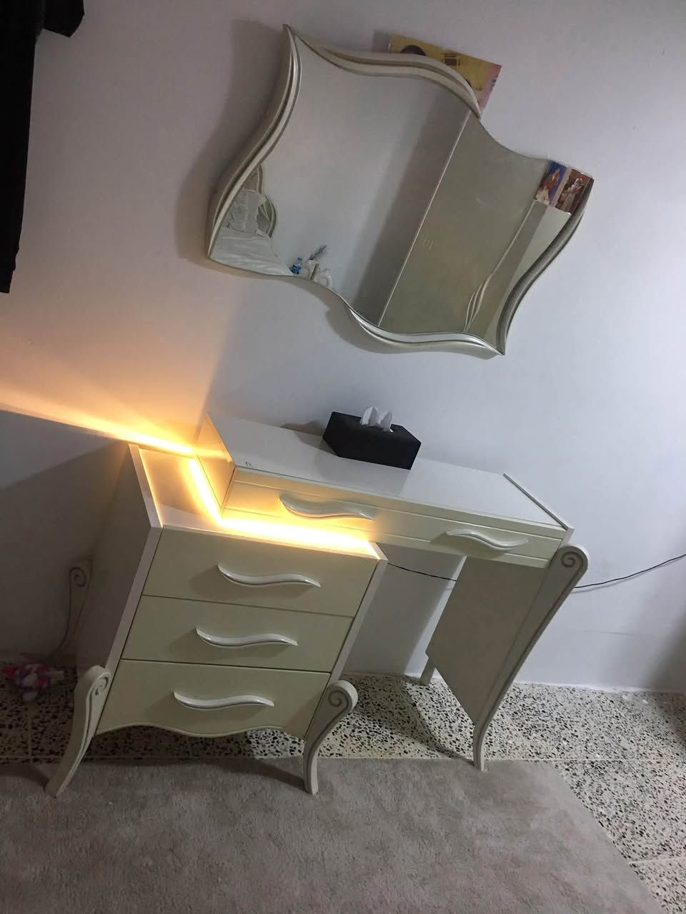 غرفة نوم ماركة كلش نظيفة مع دوشك طبي للبيع
العنوان / كاني كردا  الشارع السايدين مقابل المدرسه التركيه 
رقم موبايل ***********
