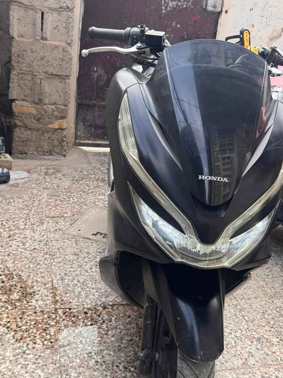 🔥 للبيع هوندا PCX 150 – Gen 3 🔥

🏍️ Honda PCX 150cc – Gen 3

دراجة هوندا PCX، عملية ومريحة للاستخدام اليومي والمشاوير داخل بغداد.

المواصفات:
✅ محرك 150cc
✅ أوتوماتيك
✅ تشغيل بصمة Smart Key
✅ شكل رياضي وشبابي
✅ جاهزة للاستخدام
✅ أوراق أصولية

ملاحظات على الحالة:
🔸 بيها طگة بسيطة وآثار استخدام وخدوش موضحة بالصور.
🔸 الكرسي بيه فتحة بسيطة ومبينة بالصور.
🔸 الفحص متاح للجادين.

💰 السعر: 13 ونص ورقة 💵 وبيها مجال بسيط
📍 الموقع: بغداد – الشعب

📞 للاستفسار: اتصال أو واتساب
***********

⚠️ السعر قابل للتفاوض للجاد فقط، والفحص خير دليل.
