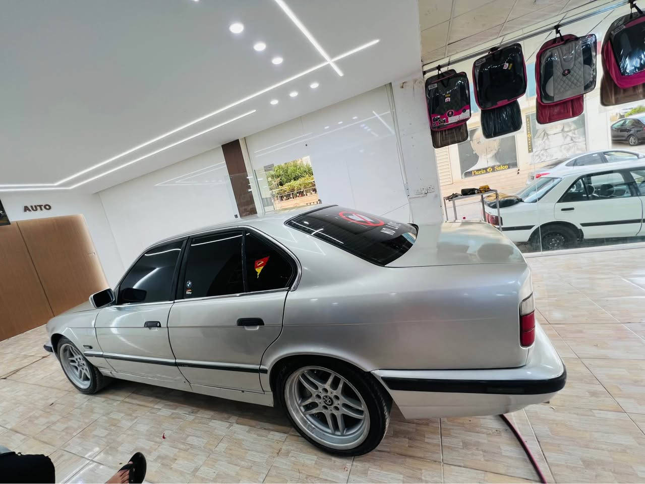 Bmw 525 گێر عادی 
مودیل 1992
ئارم پلاستیک هەولیر بەشەرت ئارم ئوەلیات
سعری ٣٨ گلا معامەلە 
پێشو پشتی کەپسە لیدانی نیە 
موسو براوەی بەشەرتە 
گێرو مەکینەی بەشەرتە 
تەقەو رەقەی نیە 
مەسروفی تیا نیە ئەت دەمی بەس بەنزینی تیکەیت 
٢٥٠ تیابو من ٥ گلا دەبرم سەیارەکە زۆر زۆر بەقۆتە 
قۆتی لەقەدەر خوی نیە بەس ماشاالله ی دەویت 
مواسەفات:
مەکینە کەپس 
جام کارەبا 
لایت ئەلقە 
پێش گەورە 
ویلی M18 دوسایز 
بلوتوز تەنزیل 
سوکانی M
دەعامی M
شوین کۆیە موشتەری تەلەفون بکە فایبەرو واتسئەپ کراوەتەوە: *********** كويسينجاك, أربيل
