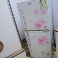 ثلاجه • نضيفه • بيها مجال