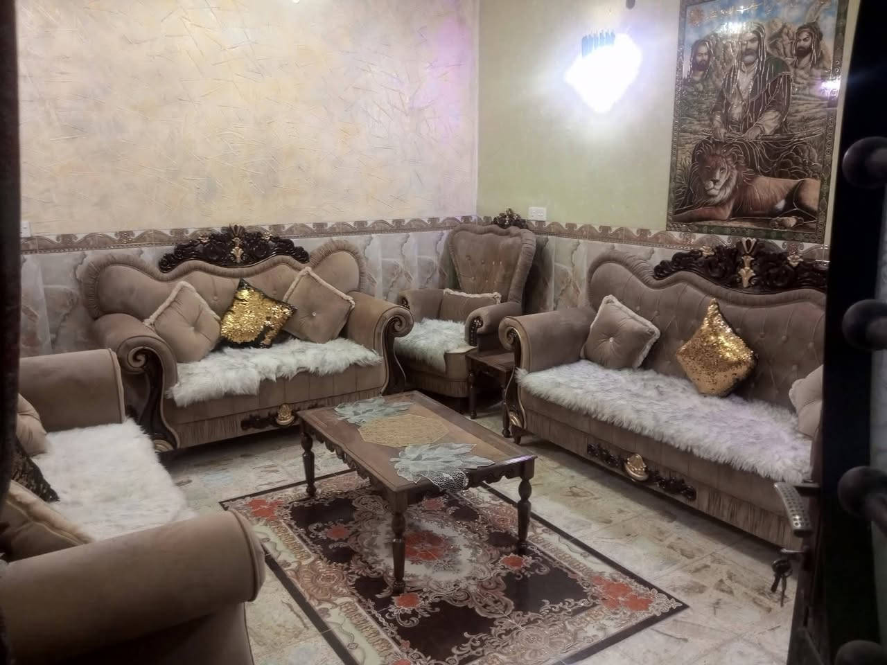 السلام عليكم بيت 100 متر ركن زراعي شارع ابو طياره الرئيسي قرب جامع ابو هاتو استقبال هول كبير مطبخ حار وبارد غرفتين نوم ***********،.    /***********
