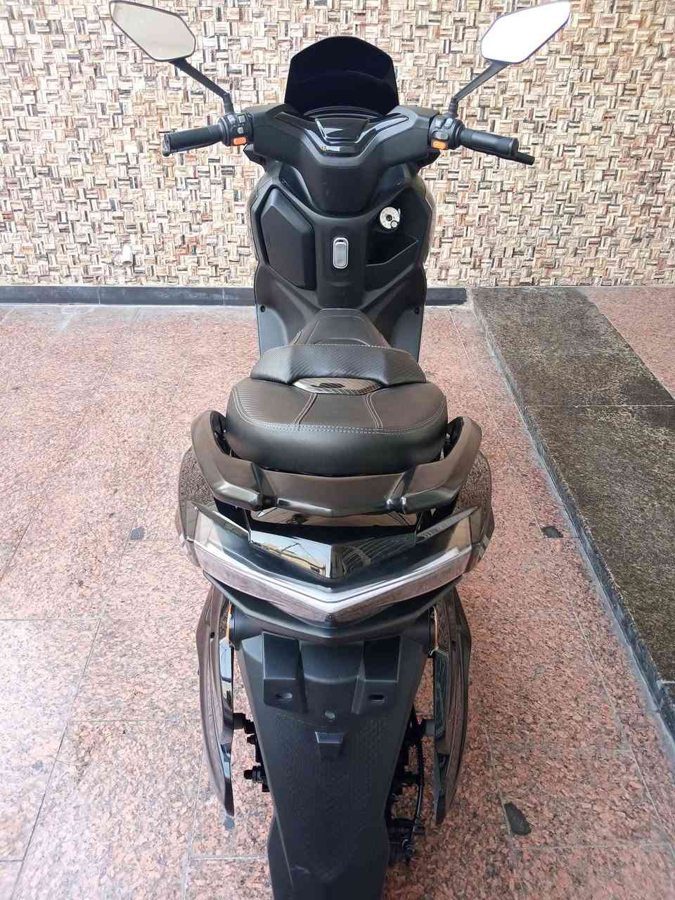 دراجة شحن T-MAX الأصلية (بشعار الأسد) موديل 2026 للبيع
الوضع العام: نظيفة جداً، جديدة بكرتونها والنايلون عليها (ماشية مشي كلش بسيط).

القدرة والأداء: سرعة فعلية توصل 100 كم/س.

التجهيز: موتور (ملف) قوي 3000 واط + حجر ليثيوم سعة 35 أمبير.

العجلات: إطارات ضخمة قياس 12 (نوع جبلي).

المنظومة: 3 تبديلات للسرعة + كيربك للخلف (R).

الملحقات المرفقة: 2 مفتاح تشغيل + 2 كارت + 2 بصمة.

العنوان: بغداد - حي القاهرة (مقابل مول القاهرة).

السعر المطلوب: مليون و400 ألف للتواصل والاستفسار (اتصال أو واتساب): ***********
