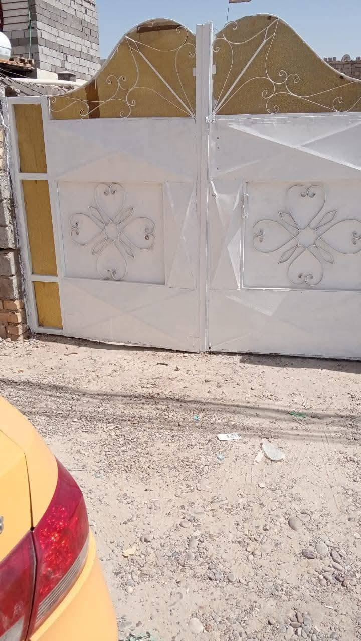 للبيع بيت زراعي + يرهم قطعة أرض
📍 بغداد - الزعفرانية - حي الوليد - شارع سيد هاشم
📄 السند: عقد 35 زراعي
📐 المساحة: 140م² | نزال 28م × وجهية 6م

🏠 المواصفات:
- كراج واسع يتسع سيارة
- مخزن جانبي
- غرفة نوم 5×6
- استقبال + مطبخ 6×6 مفتوحين 
- حمام مشترك 
- السقف: سندويج بنل
- البيت نظيف وبحالة جيدة

✅ الخدمات: كهرباء + مي + مجاري 

💰 السعر: 45  - وبي مجال 

📞 للاتصال والاستفسار: ***********
