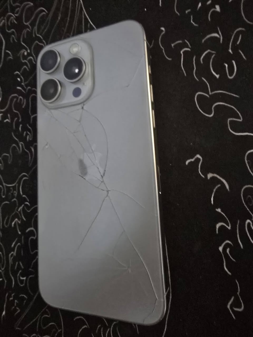 📱🔥 للبيع iPhone 15 Pro Max 256GB – Titanium
للبيع آيفون 15 برو ماكس بحالة  ممتازة، 

🔹 الموديل: iPhone 15 Pro Max
💾 السعة: 256GB
🎨 اللون: Titanium
🔋 صحة البطارية: 84%
🔌 الملحقات: الشاحن موجود
📱 الجهاز شغال وكل الوظائف تعمل بشكل طبيعي.

⚠️ ملاحظة مهمة:
الظهر بيه كسر واضح مثل ما مبين بالصور، لذلك السعر محسوب على حالة الجهاز، وما أريد أخلي أي شي مخفي على المشتري.

✅ الشاشة شغالة
✅ الكاميرات شغالة
✅ Face ID شغال
✅ الجهاز استخدامه طبيعي

💰 السعر:860,000 بي مجال بسيط 

📍، والمعاينة والفحص قبل الشراء.

تواصل:
ماسنجر 
الرقم :
***********
