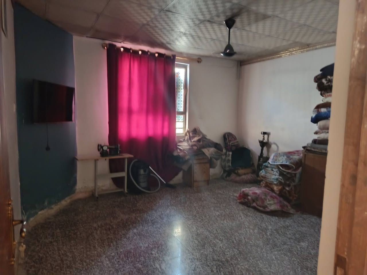 اسلامو عليكم بيت مساحته125الستكشافات بشارع الميه بيت طابقين الول غرفتين وصاله وحمام داخلي وخارجي اطابق اثاني غرفتين وصاله بس اسكف سندويش مال اطابق اثاني السعر70مليون وبي مجال رقم فقط واتساب***********
