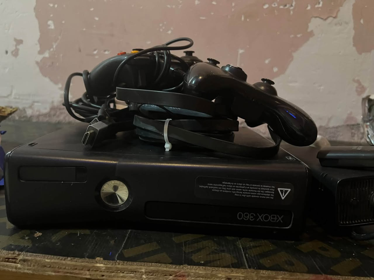 السلام عليكم للبيع اكس بوكس 360 نضيف مستخدم استخدام شخصي وما مصلح ولا بيه اي شي مع ملحقاته 
ومع يدات  (جويستك) عدد ٢
مع بطاريات عدد ٢ 
مع فيشه HD عدد ٢
العنوان البصره الدير السعر ١٢٥ وبيه مجال للطيبين
***********
