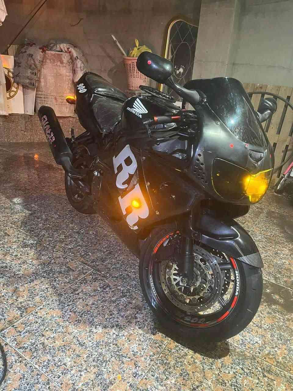 سلام عليكم 
دراجه سي بي ار  919 محرك 919 cc
مثل مواضح بل صوره دراجه كوم حديد ابيع فه لتكلي بيها فلان مشكله 
العطل البيها كهربائيات من اشغلها تحمه ضفيره وتركتها  
السعر مليون و١٥٠ وبيه مجال لحد يگلي شبيه تجي تحمله وتروح كوم حديد حته متعبني 
مكانها بغداد شعله
***********
