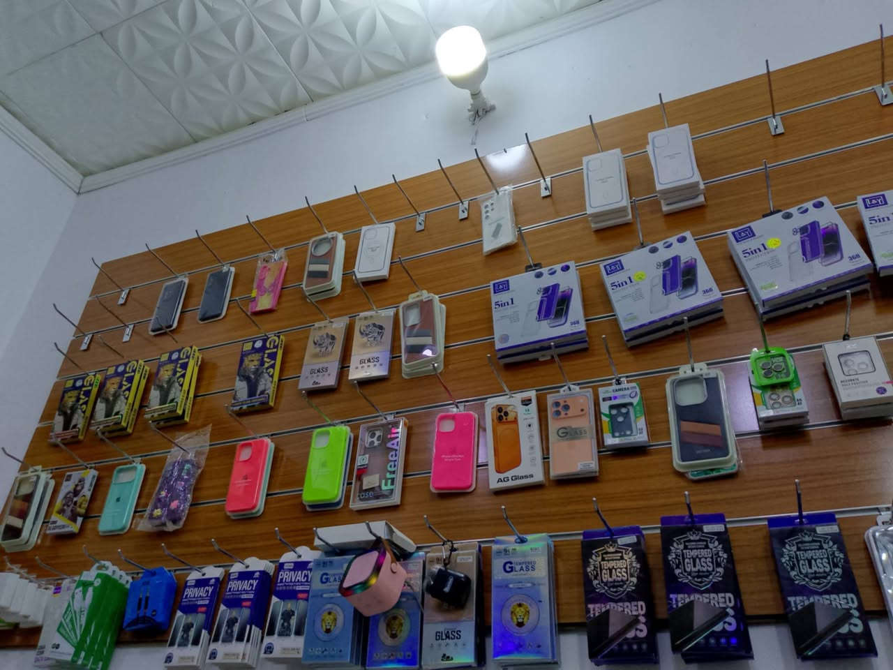مركز البرق 
صيانه موبايلات+طباعه واستنساخ +اكسسوارات موبايل 
العنوان المضيق خلف غسل الفهد مجاور لجمعيه الساحل الاخضر 
للاستفسار /***********

نص مكتوب في الصور:
- مركز البرق للصيانة والاكسسوارات إنت جاي تدور لمركز صيانة وشغل احترافي وأسعار رخيصة؟ صيانة احترافية اكسسوارات اصلية أسعار منافسة وصلت يم مركز البرق صيانة احترافية واكسسوارات اصلية العنوان: الانبار - المضيق - خلف غسل الفهد مجاور لجمعية الساحل الاخضر