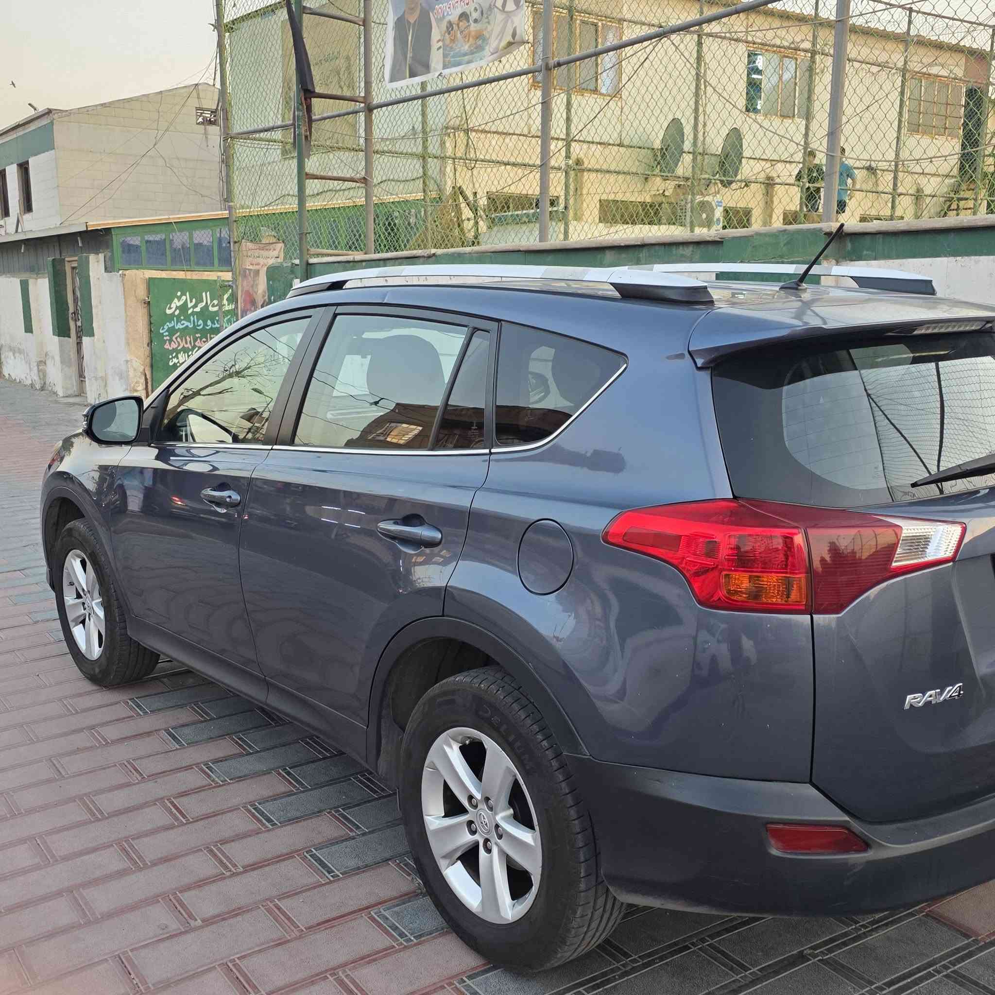 راف4 موديل 2013
وارد امريكي XLE
محرك 2.5L 
فتحة سقف
ماشية 64000 ميل
حادثهة صندوك و جاملغ خلفي موضح بالصور
الصندوك مبدل وصبغ جاملغ خلفي قطعتين
والسونار هم موجود بالصور
محرك وكير سليم 
رقم بغداد
السيارة نظيفة بحالة ممتازة باسمي وعلى ايدي
السعر 140 ورقة وبيه مجال 
للتواصل واتساب 
***********
