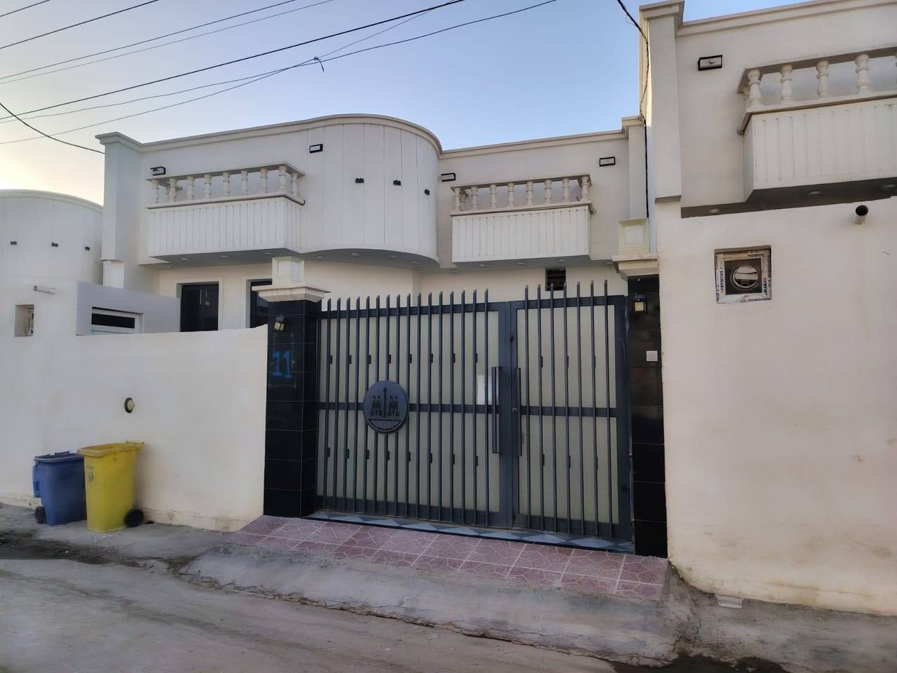 للبيع : دار جديد طابو زراعي سند(25)
    طابق واحد بناء طابوق.. تحويل مباشر للمشتري
      يحتوي على /٢ نوم/ استقبال/ صاله/ مطبخ حار بارد
      حمام داخلي/ وصحيات خارجيه /وكراج
        المساحه /  200 متر
        السعر/135
        للاستفسار على الرقم/ *********** واتساب
        مكتبنا رمادي شارع٤٠ مقابل جامع الواثق
