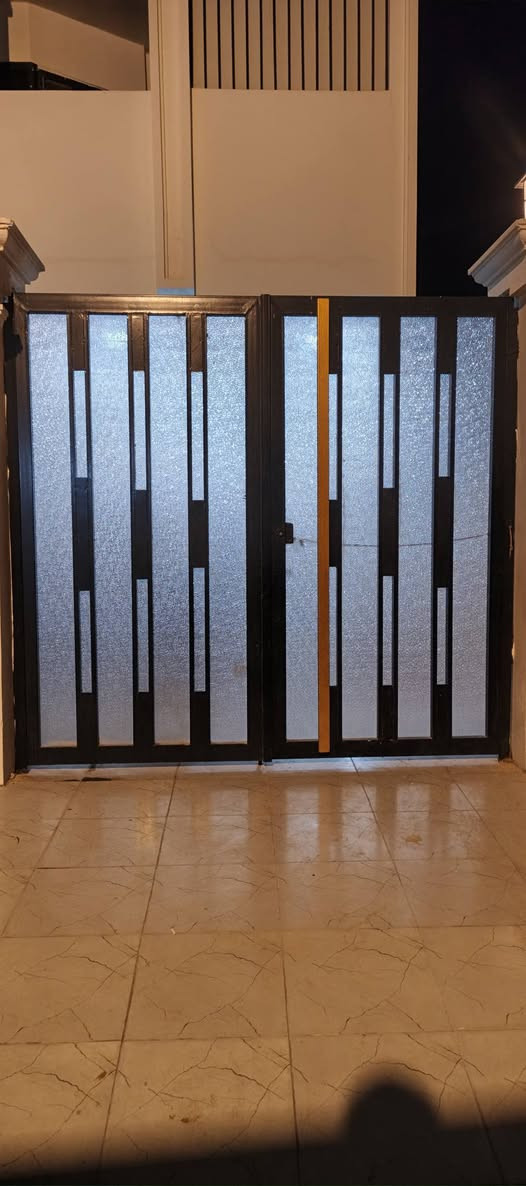 رجعنالكم من جديد وبخدمة أفضل 🛠️⚡
🔹 عمل وصيانة الأبواب الداخلية والخارجية 🚪

🔹 عمل السقائف بجميع الأشكال والأحجام 🏗️

🔹 عمل المراجيح بجميع الأشكال والأحجام 🎠

🔹 عمل جميع أنواع القواعد 📐

🔹 عمل كتائب حماية للأبواب والشبابيك 🛡️

🔹 جميع أعمال الصيانة 🔧

​📞 للتواصل والاستفسار: ***********

نص مكتوب في الصور:
- حدادة متنقلة حدادة متنقلة نصل إليك .. وننجز لك
