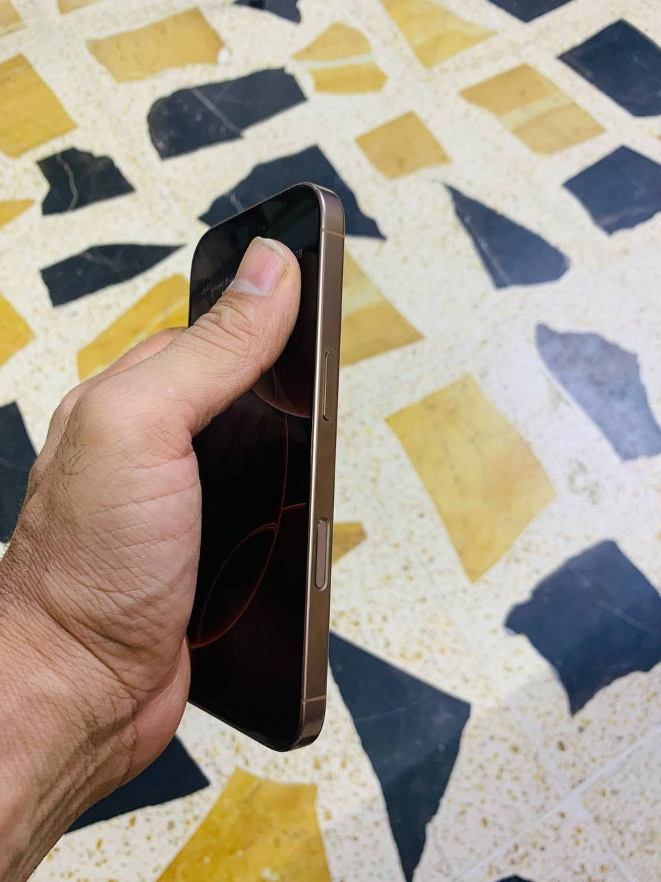 آيفون ١٦ برو • ١٢٨ • بطارية ٩٠٪
