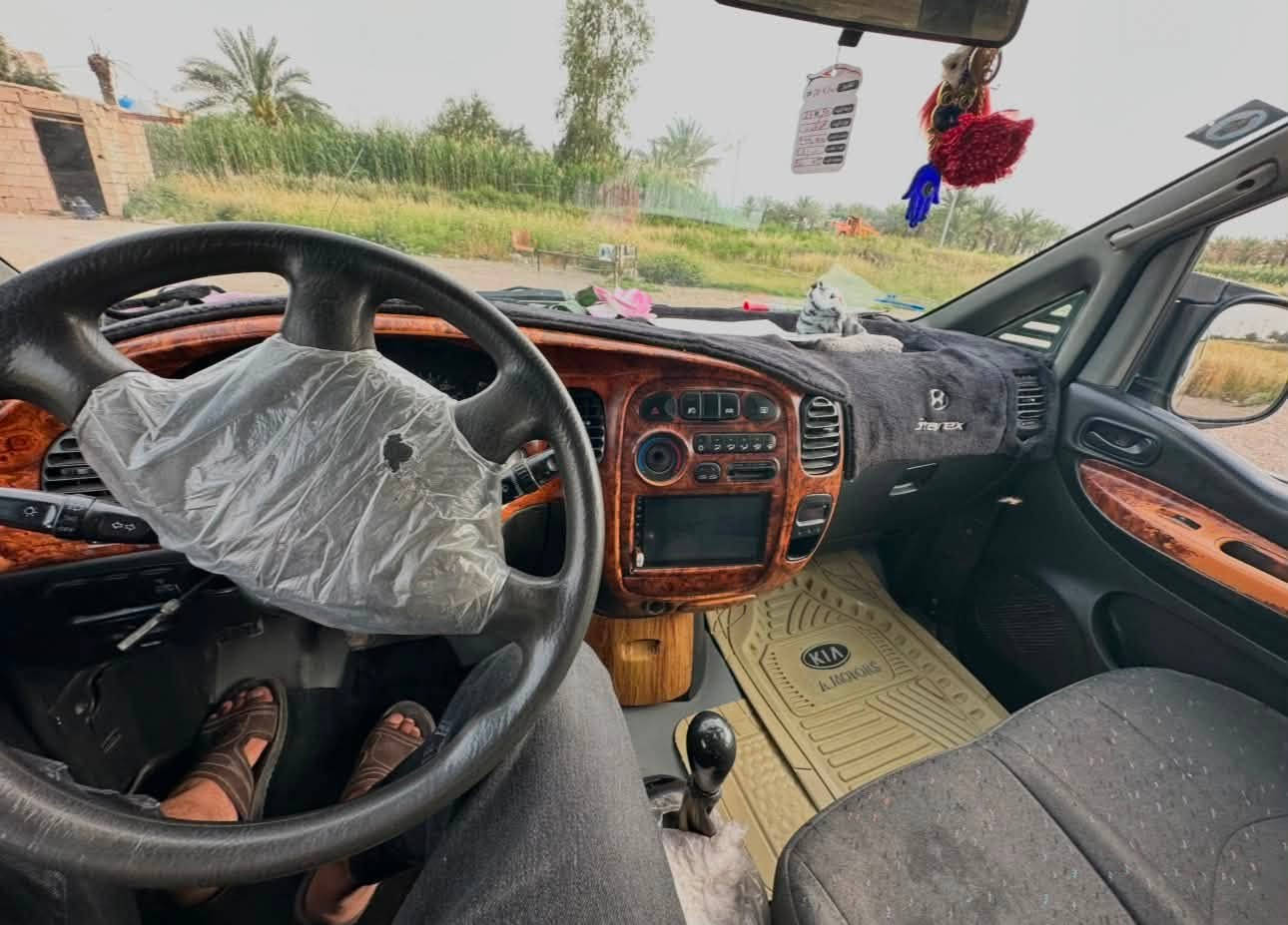 السلام عليكم ستاركس للبيع موديل 2002 خصوصي رقمها بغداد 8 راكب  السياره جهازه ومكمله على اخر حبايه مكفوله من كلشي التبريد ثلج السياره ما بيها اي نقص  الشواصي مالتها بلاد السياره بسمي تحويل ثاني يوم  السعر 82 وبيها مجال 
وهذا الرقم ***********

