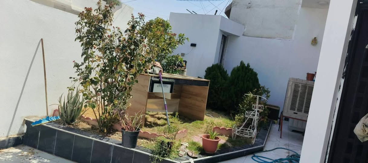 لالسلام عليكم دار للبيع 200 متر واحد حزيران خلف التجاري سايدين مول النخيل مقابيل مجمع انخيل السكني كلشي واضح بل فيديو بلديه امسجل بسمي بي قرار تمليك سعر 65 بي مجال ***********

