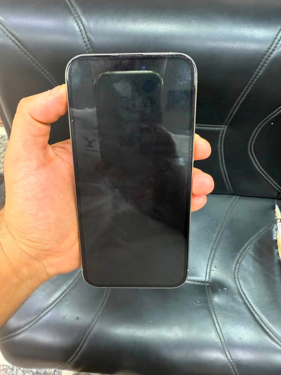 سلام عليكم
Iphone 15 pro max 
256gb
بطارية 87
جهاز نضافتة 95 بالمية على ايدي دبل شريحة 

السعر 950 وبي مجال 
مكاني بغداد العبيدي 
***********
