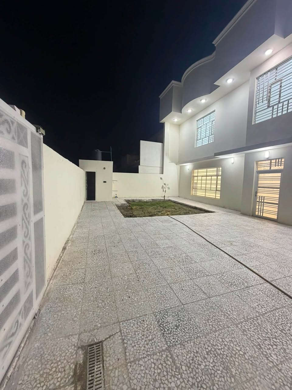 بسم الله الرحمن الرحيم
بيت للبيع  مساحته ٢٨٠ متر ركن شارع ١٥ متر طابقين 
شغل درجةًاولى بناء جناي يحتوي اربع غرف كبار اقل غرفه ٤*٦ ومطبخ وصالة كبيرة  واستقبال وحمامات غربي وشرقي عدد ثلاثه مع كراج وحديقة داخلية 
موقع مجمع بيتي قريب لشارع المجمعات

للاستفسار اتصل او وتساب 
***********

