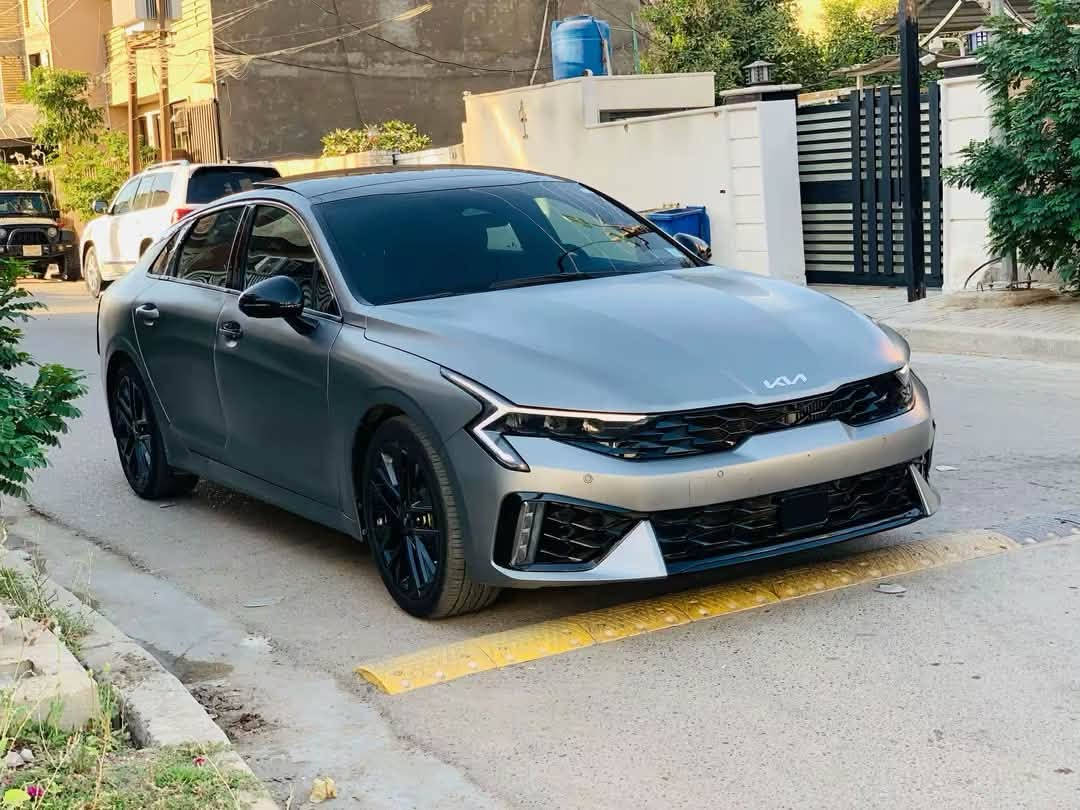 سلام عليكم 
للبيع K5 GT 2025
محرك 2500 تيربو
سياره فول الفول مواصفات 1/1
6 حساس امامي
6 حساس خلفي
5 كامرات 
كشنات كهرباء كلهن تتفئه تبريد
معروفه مواصفات ال GT
ماشيه 15
سياره حره بدون رقم 

سياره جديده كلش حلوه بل واقع احله من الصور
جاهزه عل ملم ما ناقصها شي 

حادثها 3 قطع
 تبديل باب خلفي يمنه نفس لون 
جاملغ خلفي يمنه فقط الداير مالته معدل ومصبوغ عل كده
جاملغ امامي مبدل بدون ضربه فقط تبديل ومصبوغ

عنوان بغداد الزعفرانية 
الرقم 📞 *********** اتصال
