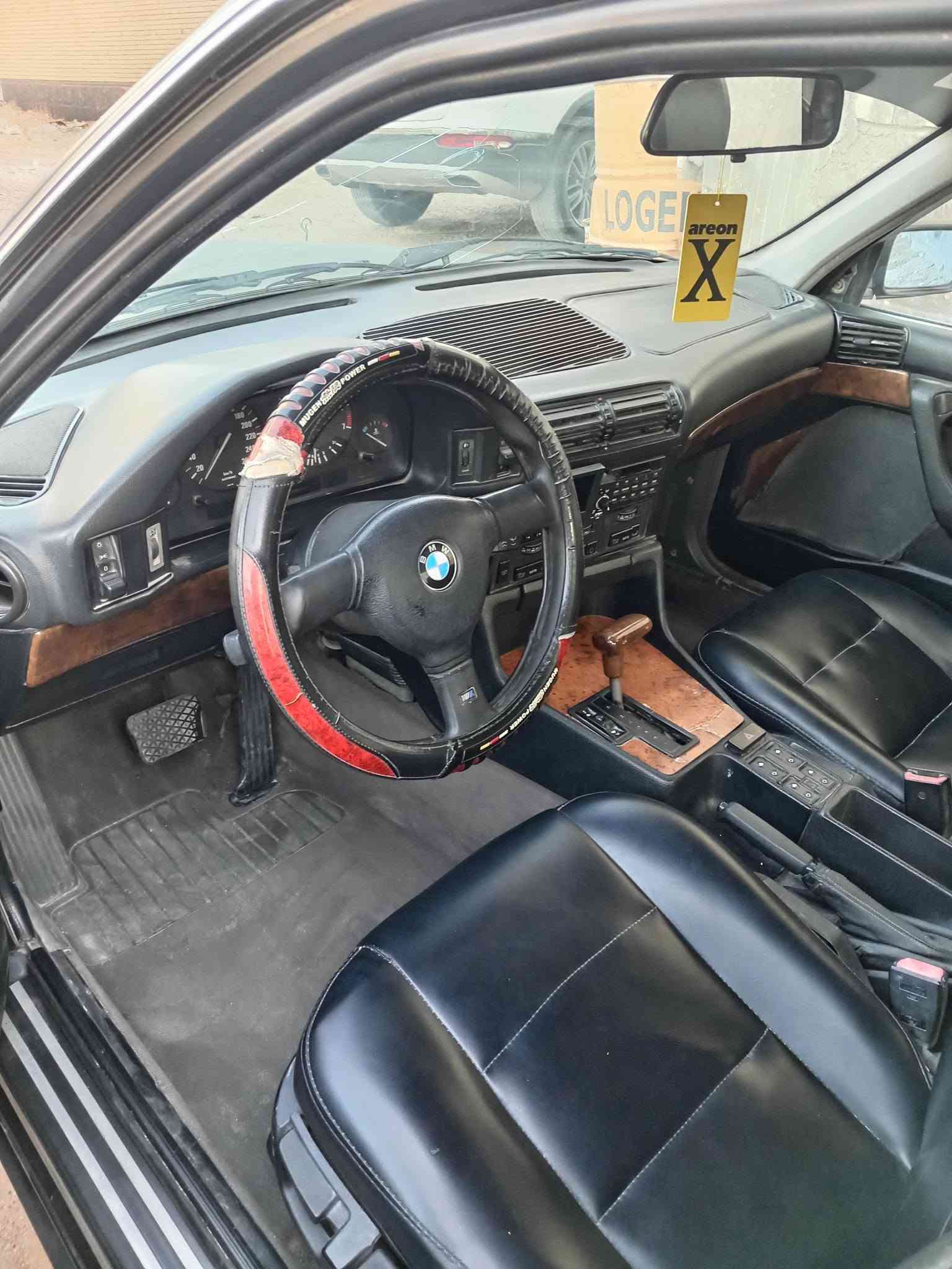 سلام عليكم
BMW 535...
 موديل 91
رقم بغداد انكليزي بأسمي 
هزة وسنوية جديد 
غرفتها نظيفة محركة مفتوح3500🔓
ابيع شوف العين مصبوغة عام  
السعر 45 بيه شي بسيط 
مكانها كربلاء 
رقم: ***********
