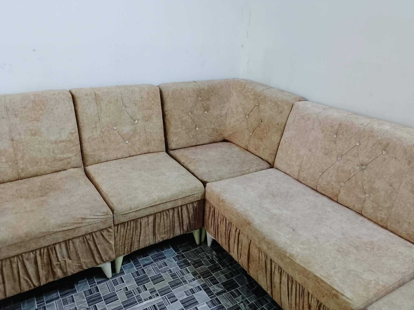 سلام عليكم ديوان للبيع 10مقاعد نضيف مابي اي ضرر السعر 250العنوان كربلاء حي العامل يوجد توصيل داخل كربلاء الستفسار***********
