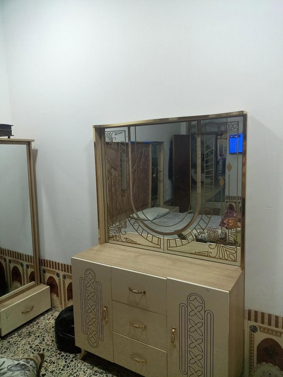 غرفه  تركي ضخمه كلش وجديده  الغرفه شبه جديده السعر مليون للاستفسار على رقم *********** عمارة, ميسان

