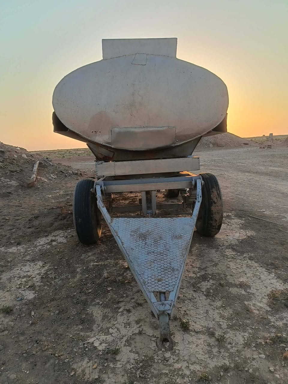 للبيع مقطور  6 لف لتر  ***********
