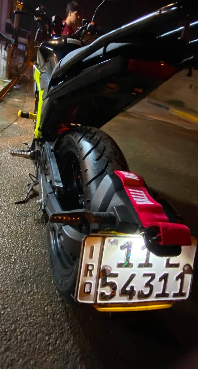 بسـم الله
دايوان ميـگا 2024 مكينه 200cc
- ماشية 26 الف

- ⚠️  رقم بغداد مميز مشروع وطـني يعني تحول وين ما يعجبك شرط تحويل ثاني يوم والدراجه بأسمي 

- الدراجه احلى من صور ومعتني بيها على اخر حباية 
———
التزويـدات ✅
- سلايدر ستيرن ذهبي
- سلايدر درع مكينه ذهبي
- حزام جاملغ خلفي
- دبل خلفي ياباني اصلي يعني انسى الطسه
- عنبار بريك رياضي اصلي

——-
مميزات الدراجه ✅
 
- تجي دبل خلفي واحد رياضي 
- تجي دسك امامي ودسك خلفي
- الدراجه كعدتها مريحه ومعروفه الNAKED BIKE
- الدراجه توها طالعه من ادامه كامله يعني بس ناقصها سايق

⚠️ للتنويه بلنسبه للبعض الي يكولون الدراجه مالها غراض ويكسرون بسعرها الدراجه غراضها موجوده عند دكتور دايوان وعلي چيز وهي نفسها غراضها مالدايوان لاتي فلتشيل هم الغراض

- السعر مليونين و750 الف وقابل للتفاوض 
 الجاد يتواصل وياي ع الواتساب .

الرقم ***********

اعذروني ع الاطاله ♥️
