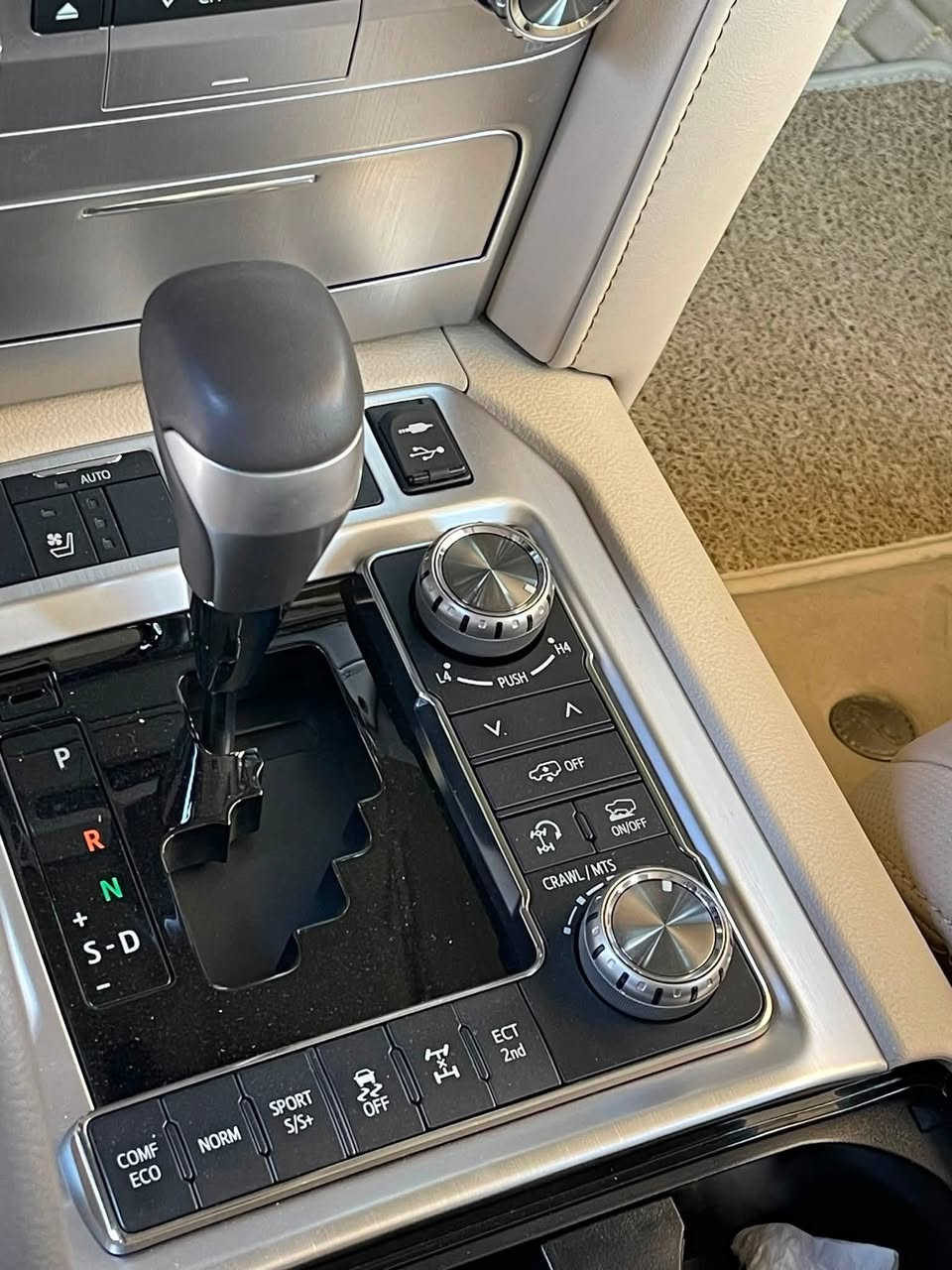 السلام عليكم
للبيع لاندكروز 2021 vx.r 5700 
انضف لاندكروز بالعراق بهذا الموديل
ماشية ١٠ الاف كيلو فقط

فول مواصفات السيارة جكات وكامرات محيطية وباقي مواصفات اللاندكروز المعروفة مغلفة ppf بالكامل والسيارة بعدهة بحالة الوكالة  مكفولة كفالة عامة

رقم اربيل الجديد وسنوية وهزة جديدات 
تفاصيل اكثر والشراي يتصل على الرقم ***********
