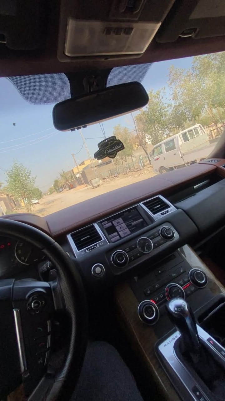 السلام عليكم رانج روفر للبيع موديل 2013 بدون سوبر المكينه المرغوبه السياره شواصي و كير و مكينه مكفولات بيها صبغ من امريكه صفحه اثر شخوط بدون ضربه و معجون مابيها تبديل أي قطعه 
مواصفات السياره 
فتحه
5بصمات 
جنطه كهرباء 
أشاير بلمري 
شاشه جبيره 
رادار امامي 
رادار خلفي
دواخل قرميدي 
جكات سياره تصعد وتنزل
كشنات تدفئه و تبريد
سعر ١٢٥ وبيه مجال
***********
