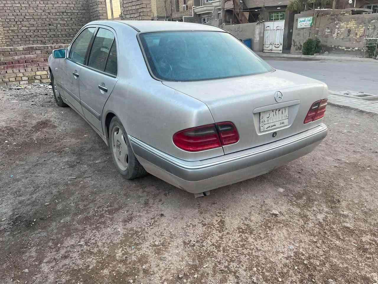 للبيع مارسدس ام عيون موديل ٩٨ اصل مكينه ٨ سلندر حجم ٤٢٠ سياره لوك علا وضع شركه ممبدل بيها شي لا ضربه ولا خياس صبغ جماليه اثر جراد بيدي صبغتها وعندي صورها قبل صبغ تخم تاير حداديه كشنات كهربا سلايت برده خلفيه كلشي شغال رقم بغداد سياره مابيها نقص شلعه ومعدل شك لكاع سعر ٨٥ بيه ومراوس مكان سياره بغداد ***********
