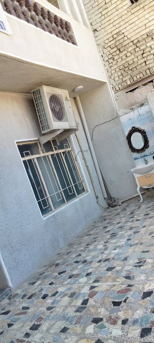 دار للبيع مساحة 144 قطاع 10 على شارع 60 مقابيل الاستدارة
الدار النضيف جاهز بلكامل ي نقص مابي 

الطابق الارضي: استقبال+ مطبخ+غرفة+ غرفة سويت+ حمام+ صحيات عدد 2 

الطابق الثاني: 4 غرف نوم+ حمام 

الطابق الثالث: غرفة مخزن+  سطح ع طول البيت 

للاستفسار ع رقم:‏‪***********‬‏
