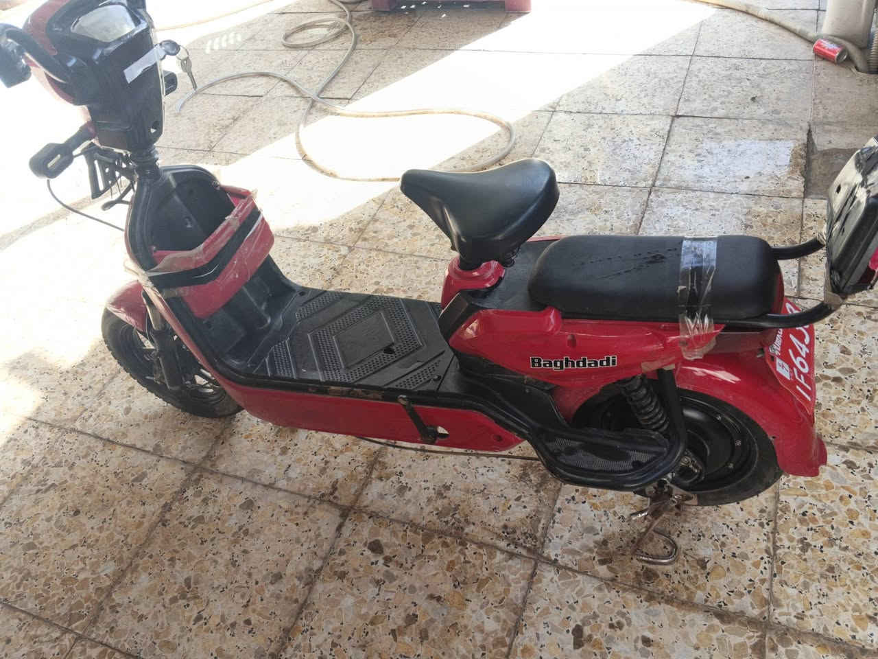دراجه شحن حجم 14 دراجه نضيفه.. 
بطارياتها نضيفه وممتازه 💪
تمشي مسافه مابين 25 30 كيلو متر 🔥
تايراتها جديده جوبلس 🛵
بس يرادله صيانه قليله 👍🏻
سعر الدراجه 175 وبيهه مجال 🌹
للاتصال
*********** 📞
