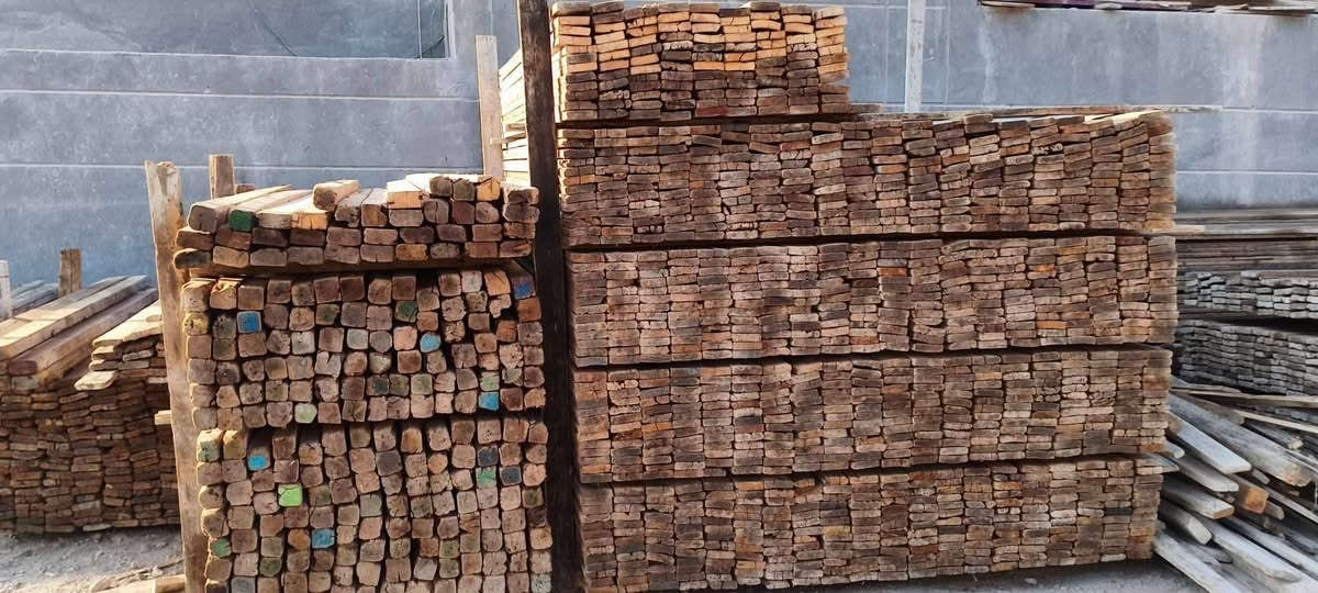 قالب خشب مستعمل للبيع نضافة موضح بالصور
العدد 30 مكعب
 20 مكعب الطوال و10مكعب الكصار
العنوان حلة شارع 60 للاستفسار ***********
