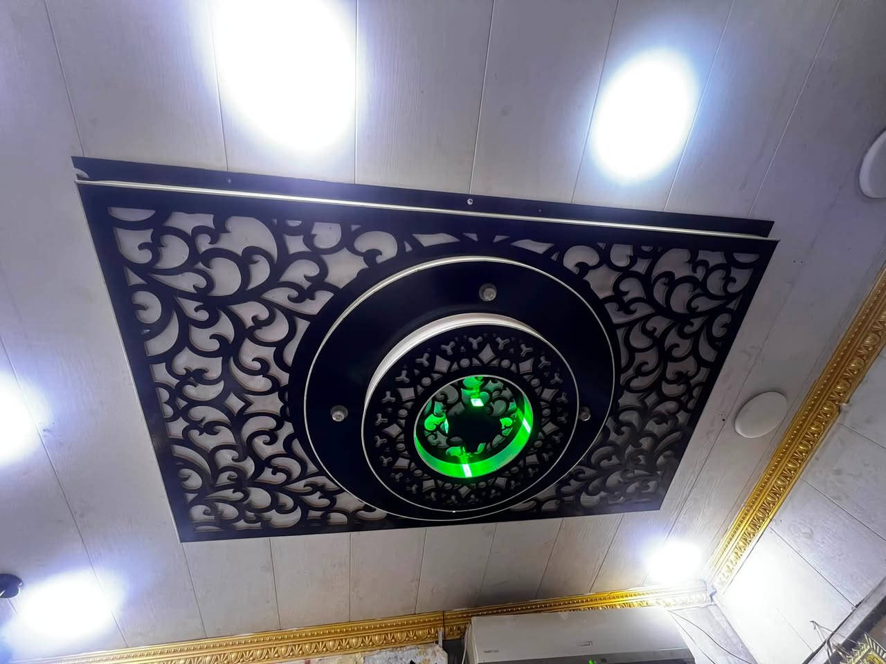 بيع عراض حلاقه كلمن وسعره 
حيانيه شارع سيد 
***********
