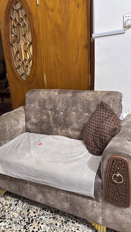 السلام عليكم
تخم نظيف للبيع مع غسالة ملابس مع ميز طعام ابو جناحين اربع كراسي للاستفسار التواصل مع الرقم  
***********
