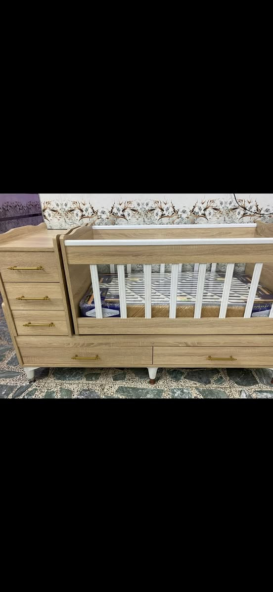 السلام عليكم عندي غرفة اخشاب تركية اخت الجديدة نظافتها واضحه بلتصوير حجمها جبير الغرض من البيع بسبب الانتقال  سعر 1650 

متوفر جرباية اطفال نظيفة وحجمه جبير عملية سعره 150وبيه مجال
للتواصل 
واتس فقط ***********
