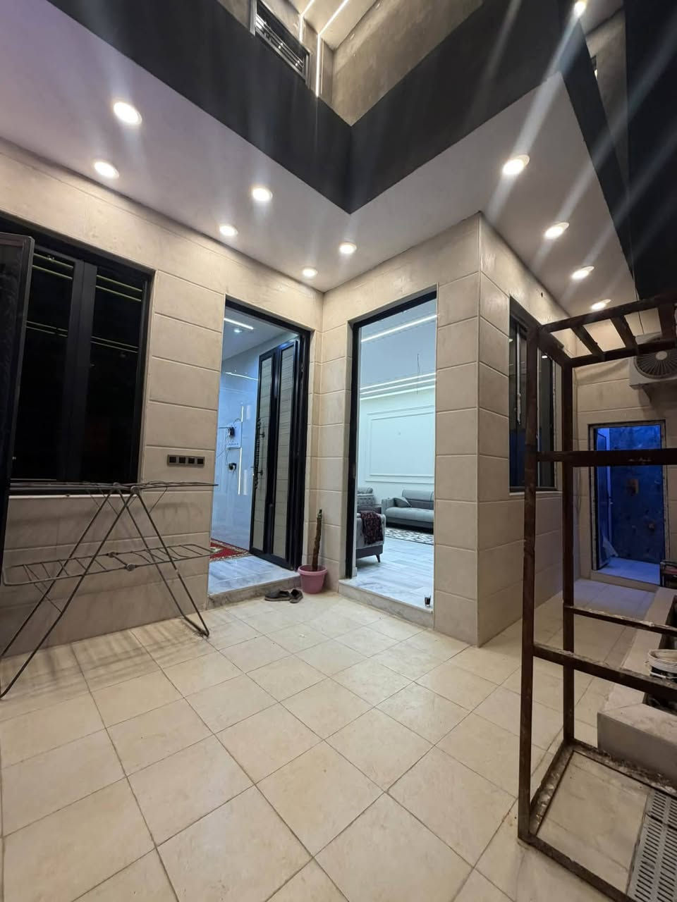 بيت للبيع والايجار بالصالحيه طابقين بناء حديث والثاني بالشموخ الشراي يجي خاص اويتصل برقم ***********بي واتساب

