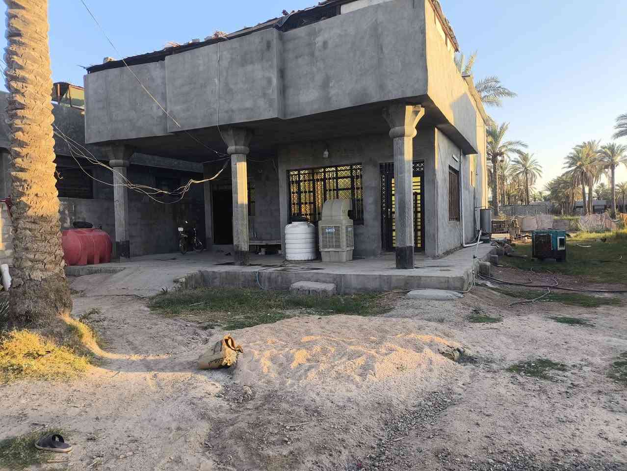 السلام عليكم دونم طابو زراعي سند 25 الوجه ٣٠ نزال ٨٠  بي بيتين بيت قاط ونص وكل بيت يتكون من غرفتين وصاله ومطبخ واستقبال ويتحول بإسم المشتري المكان ابو غريب حي الرساله قرية الزوينات التبليط للباب اي استفسار اتصل *********** وبي واتساب
