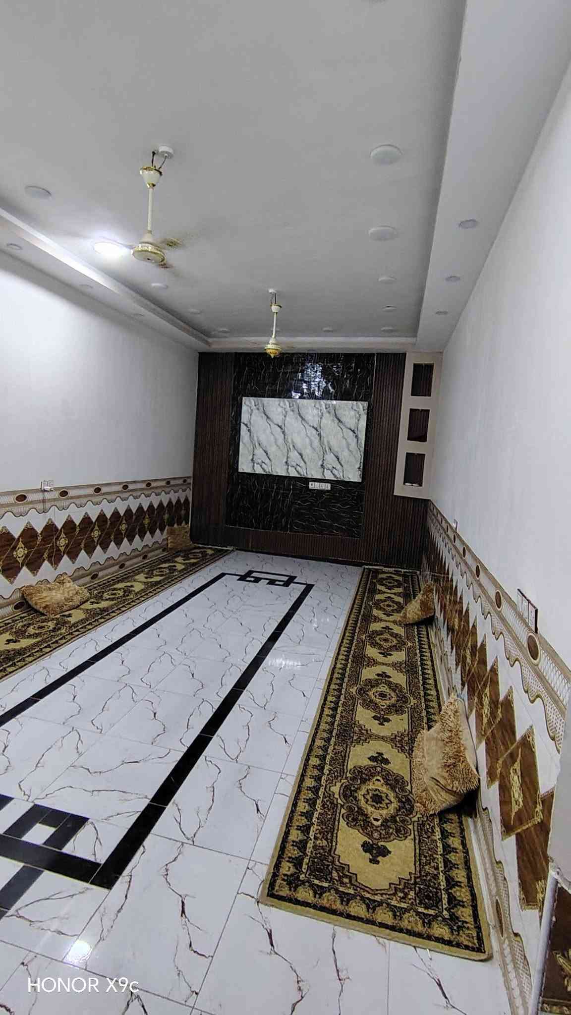سلام عليكم ورحمة الله وبركاته منزل البيع موقع حي فرات طريق سنيه سياحي قرب سكه قطار لاستفسار *********** سند ٢٥ مساحه ٣٤٠ وحديقه ١٠٠ بنيان حديث مسلح كونكريت البيت جاهز يبعد عن شارع العام ٨٠ متر اربع غرف نوم وصاله ومطبخ حار وبارد صحبات جوه وبره لاستقبال مناور كافه خدمات ماي كهربائي مولد شارع

نص مكتوب في الصور:
- HONOR X9c