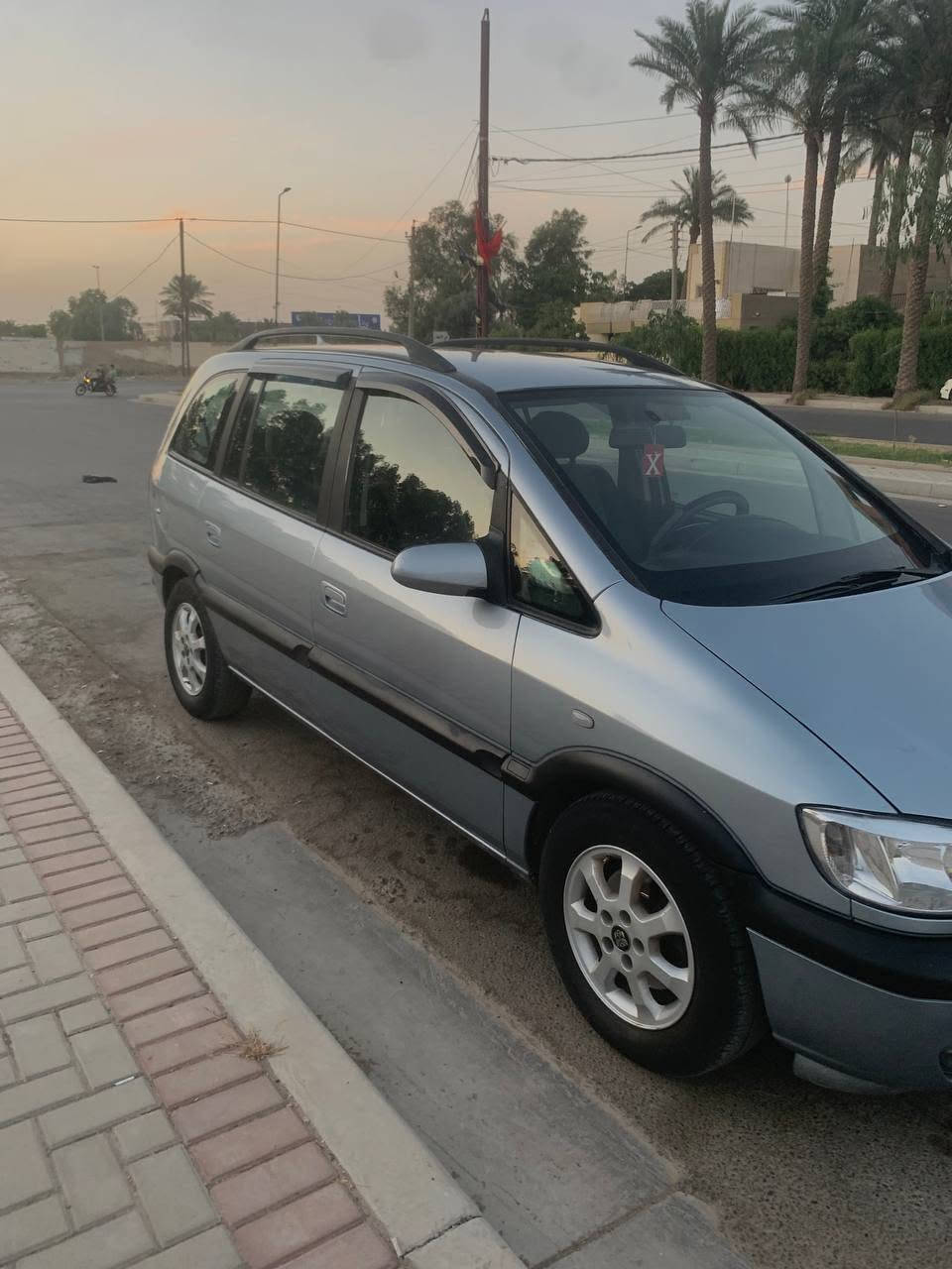 سلام عليكم 
اوبل زافيرا للبيع
موديل ٢٠٠٥  
٧ راكب 
تبريد ثلج قطعتين 
محرك ١٦٠٠ بلادي 
كير عادي 
ويل كب 
شاشه وكامره 
السيارة مصبوغه عام 
رقمها سليمانيه باسمي 
السيارة جاهزه مابيها نقص 
السعر عالخاص 
مكاني حي الجهاد 
رقم الهاتف ***********
