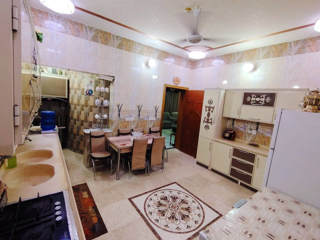 🏡 دار للبيع
​📍 الموقع: حي الأمير - قرب مول الباقر (على شارع تجاري بعرض 20 متر).
📜 السند: طابو صرف (باسم الملك مباشرة).
📏 المساحة: 200 متر مربع.
​✨ تفاصيل وتقسيم الدار:
• الاستقبال: 4.5 م × 7 م
• الصالة الداخلية: 4 م × 8.5 م
• غرف النوم: 3 غرف واسعة
• المطبخ: نظام حار + بارد (مطبخين)
• الخدمات: 3 حمامات + 2 تواليت
​💰 السعر المطلوب: 400 مليون دينار (قابل للتفاوض البسيط)
​📞 للاستفسار والتواصل مباشرة مع المالك:
• ***********
• ***********

