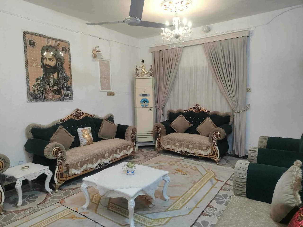 الكوت :
بيت مساحته 300م في حي الحكيم نزلة خليفه قرب مدرسة السجده طابق واحد متكون غرفتين وهول واستقبال ومطبخ وصحيات داخليه وخارجيه وحديقه وترك والطابق الثاني غرف وبيتونه كبيره والسطح شتايكر بناء نص طابوق ونص بلوك والسقف صب عرض الشارع 10م خدمات متوفره ماء وكهرباء ومجاري قريب ونت ضوئي زراعي سند 25 مشمول بالتطويب بقية التفاصيل  السعر 65 مليون وبيه مجال . وايضا مراوس أبيت 150م في حي الحكيم او الخضراء مع الفرق اذا احد يحب يراوس .

نص مكتوب في الصور:
- CAMON 20 Pro • 24mm f/1.7 1/50s ISO999