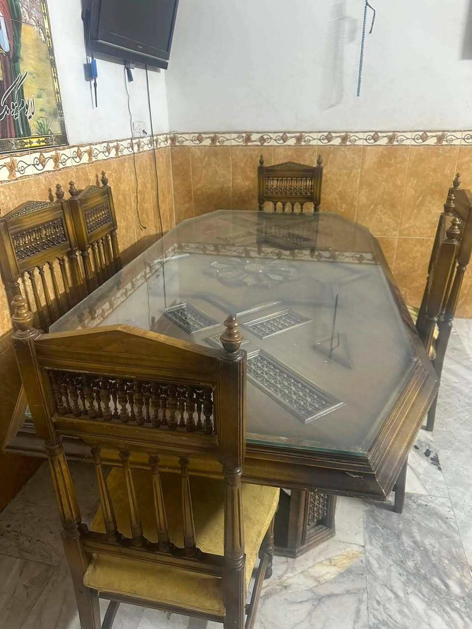 السلام عليكم ميز طعام ملكي مرتب نضيف وياء ٦ كراسي  نضيف فول سعره خاص بغداد بلديات الشراي. يتصل ***********
