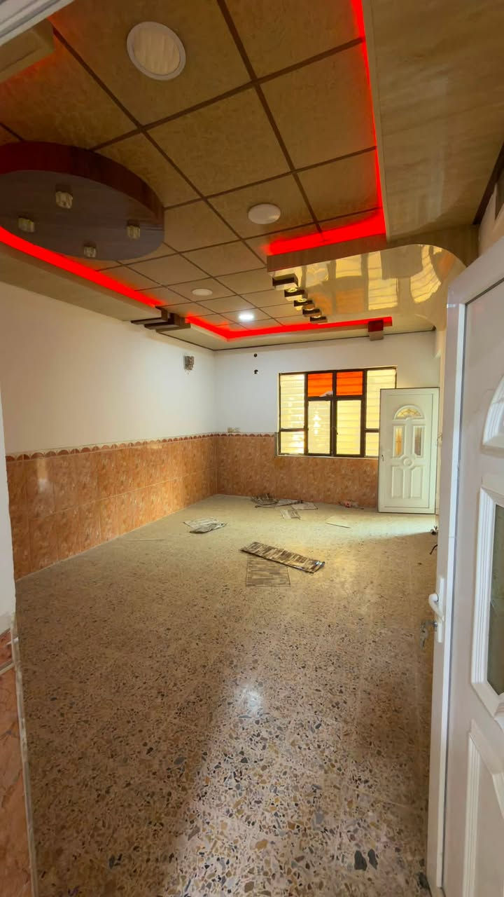 بيت في حي الفلاح جمعيه حمورابي مساحه البيت
(240متر واجهه 12 ).  3غرف نوم مطبخ حار بارد +استقبال اتجاه البيت قبله السعر 190 مليون وبي مجال للاستفسار على الارقام التاليه *********** // ***********
