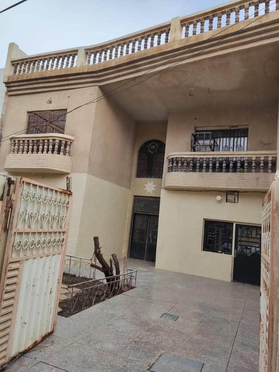 دار للبيع في حي التعاون
الدار طابو ملك صرف
المساحة ٢٠٠ متر الواجهة ١٠ والنزال ٢٠

البيت طابقين؛-

الطابق الاول يحتوي على صالة واسعة واستقبال وغرفة نوم ومطبخ وصحيات وحديقة وكراج وصحيات خارجية.

الطابق الثاني يحتوي على غرفتين نوم وصحيات.

الموقع حي التعاون خلف مؤسسة الشهداء ودائرة الضريبة

للاستفسار الاتصال بالرقم ***********
